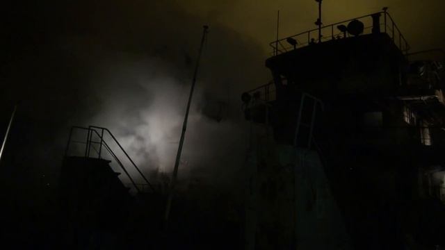 Загорелись два буксира на Иртыше в Омске смотреть онлайн