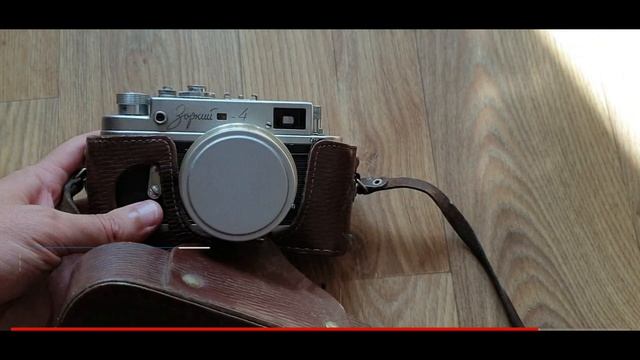 Очень ВЫГОДНО продал фотоаппарат ЗОРКИЙ с ДОРОГИМ объективом Юпитер 9.Меня видно в отражении.