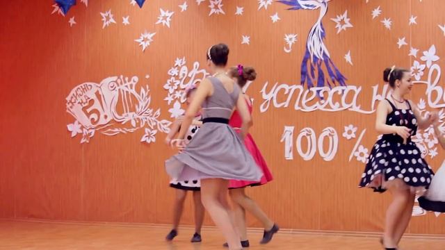 Потрясающий танец от старшеклассниц на День учителя смотреть онлайн