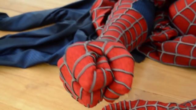 Оригинальный костюм Человека-Паука. Spider Man Costume Replica смотреть онлайн