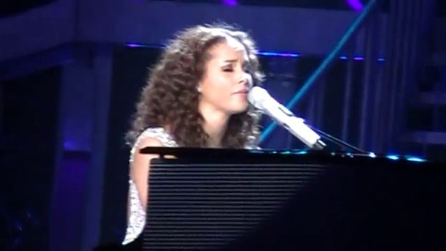 Alicia Keys-If I aint got you-Oakland Oracle 04.10.10 смотреть онлайн