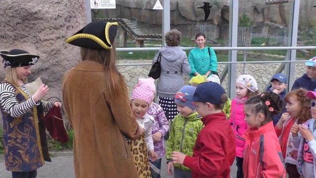 Аниматоры в костюмах пиратов развлекают детей на детском празднике. смотреть онлайн