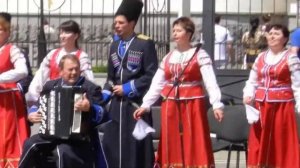 Маруся: раз, два, три! Калина! Чорнявая дiвчина В саду ягоду рвала.