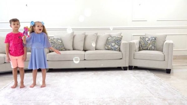 Diana and Roma Play Fun Games with Dad