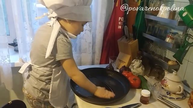 Птичка на проводе и салат из свежих овощей с киноа.