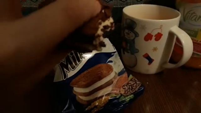 Пробуем сладости из Польши | Дегустация сладостей | Польские вкусняшки смотреть онлайн