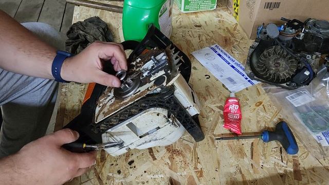 Что делать если у вас вращается цепь бензопилы на холостых оборотах, на примере Stihl Ms180.