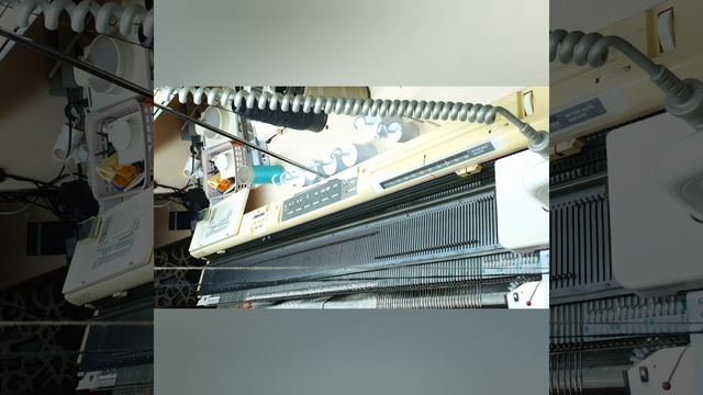 Панчлейс платингом на вязальной машине Silver Reed . Вывязывание вытачек и V образной горловины. смотреть онлайн