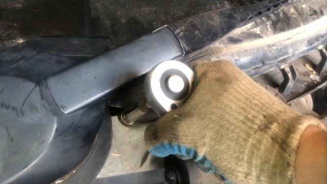 Как снять трапецию дворников в сборе на автомобиле Mercedes-Benz W210 смотреть онлайн