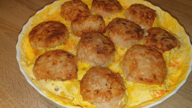 Тефтели с рисом очень вкусные и нежные, в сливочном соусе. смотреть онлайн