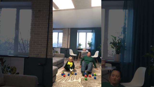 Активные игры с шариками из сухого бассейна. #активныеигрысдетьми смотреть онлайн