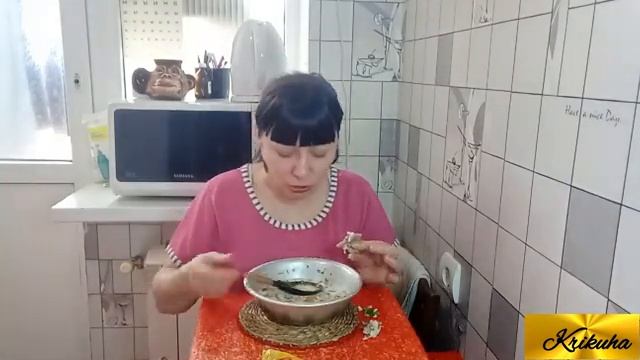 влог.мукбанг.кушаю с железной чашки и железной ложки.так вкуснее! смотреть онлайн