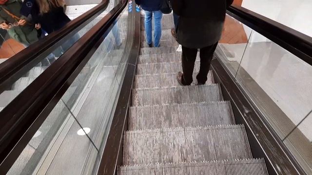 Old O&K Escalators - (Former) Karstadt, Bremerhaven, DE смотреть онлайн