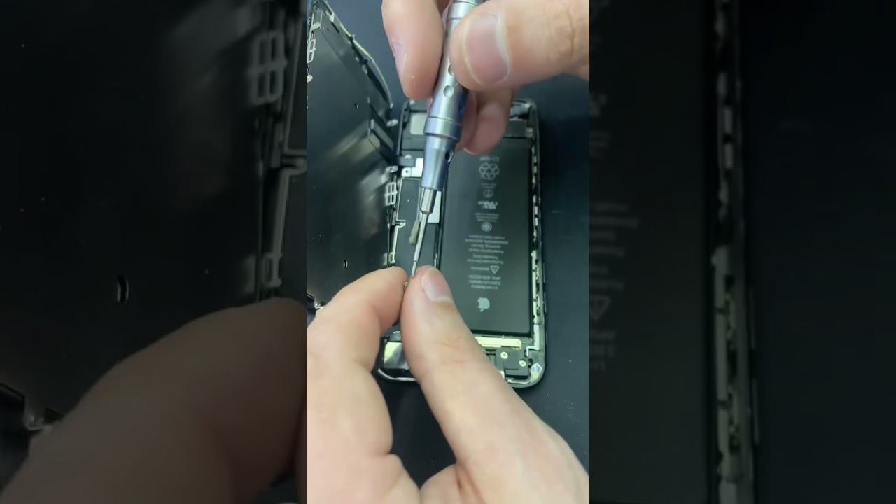 Зачем нужно раскладывать винты при разборке телефона⁉️ смотреть онлайн