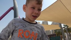 Лев ищет детскую площадку для детей Глеб не слушается убегает и прячется Чем все это кончится?