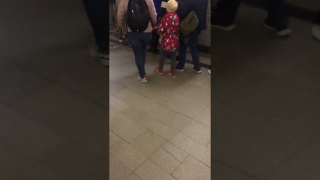 Цыганки обманывает людей в метро Чкаловская смотреть онлайн