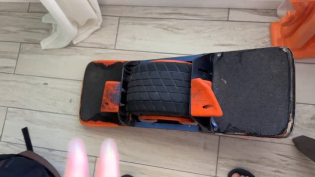 Checking out a One Wheel смотреть онлайн