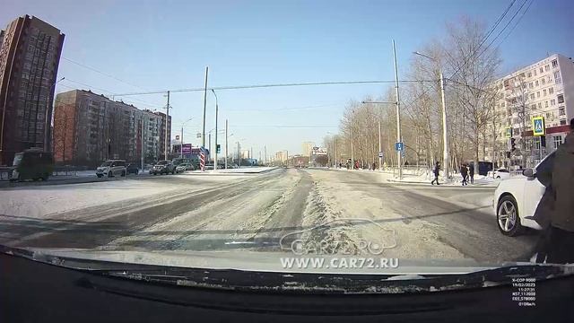 AUDI Q7 проехал на красный и сбил пешехода, чуть не сбил коляску с ребенком смотреть онлайн