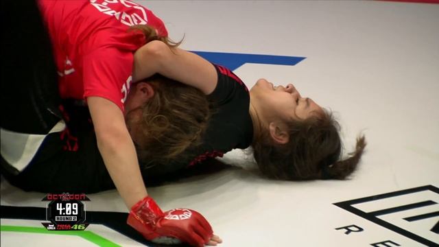 Дебютантки устроили зрелище в клетке I OCTAGON 26: Абдуева – Лунева смотреть онлайн