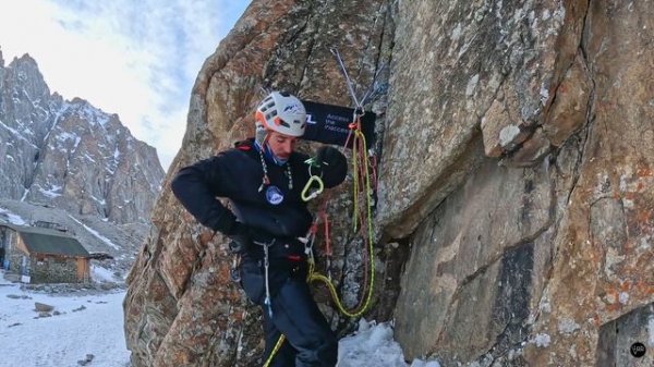 Спуск по сдвоенной верёвке с устройством Petzl REVERSO