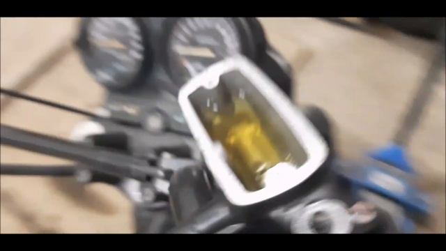 Заполняю жидкостью тормозную систему на мотоцикле