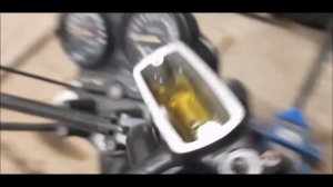 Заполняю жидкостью тормозную систему на мотоцикле
