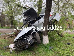 В Минводах иномарка снесла столб и врезалась в дерево