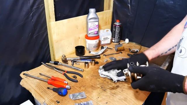 Brake maintenance on a Honda VFR 750 смотреть онлайн