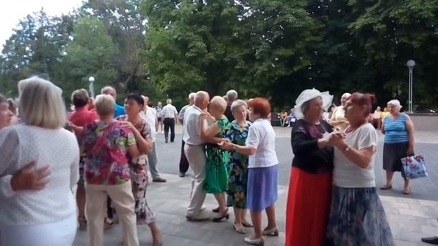 2736 Песни танцы частушки в парке у фонтана под гармонь гармошку Жители Орла танцуют поют город Орё смотреть онлайн
