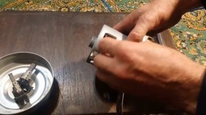 Как открутить гайку фиксирующую крыльчатку на роторе в двигателе пылесоса, при ремонте.