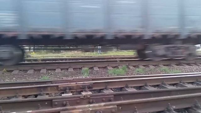"Совпадение поездов в одном направлении большая редкость" ЭР2-510 и ВЛ11М-144 с приветливой бригадо смотреть онлайн
