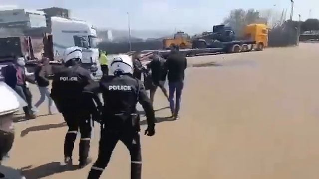 В порту греческого города Салоники проходят столкновения между полицией и сотрудниками порта. смотреть онлайн