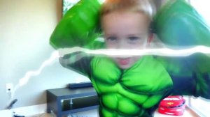 HULK vs SPIDERMAN Халк против Человека Паука Gumball Machine Superheroes in Real Life
