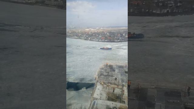 Вскрытие реки Нева с высоты смотреть онлайн