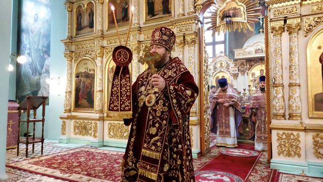 Митрополит Игнатий совершил Божественную Литургию в Свято-Духовском соборе г. Саратова смотреть онлайн