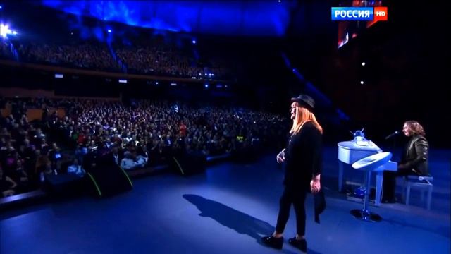 «С кем рядом Максимка идёт»: Алла Пугачёва прогулялась с мужем по саду