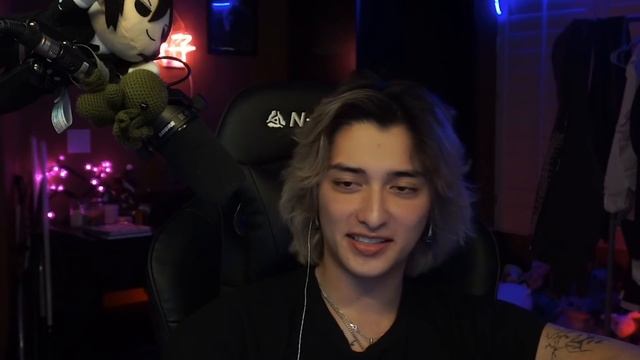 My friends and I read a SUS Wattpad written about all four of us смотреть онлайн