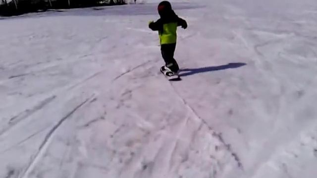 Ребенок катается на сноуборде 5 лет.avi смотреть онлайн