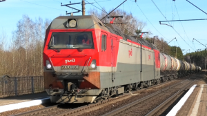 2ЭС10-101 "Гранит" с грузовым поездом и приветливым помощником следует через о.п. Чапаевская