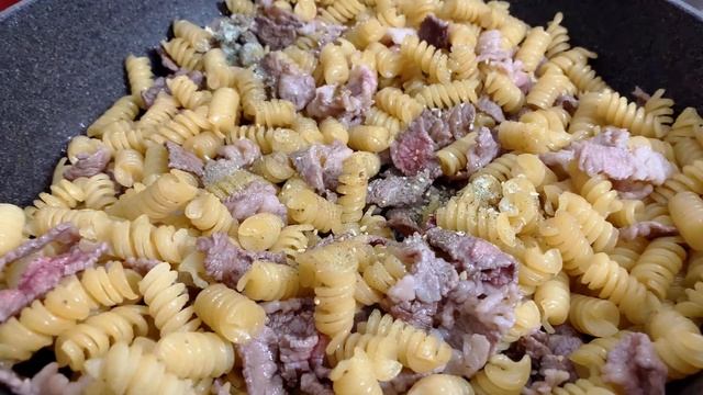 Макароны в сливочном соусе с беконом / Одна сковорода , быстрый ужин смотреть онлайн