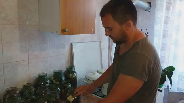 соленые огурцы в банках как их бочки / очень вкусные квашеные в банке огурцы смотреть онлайн