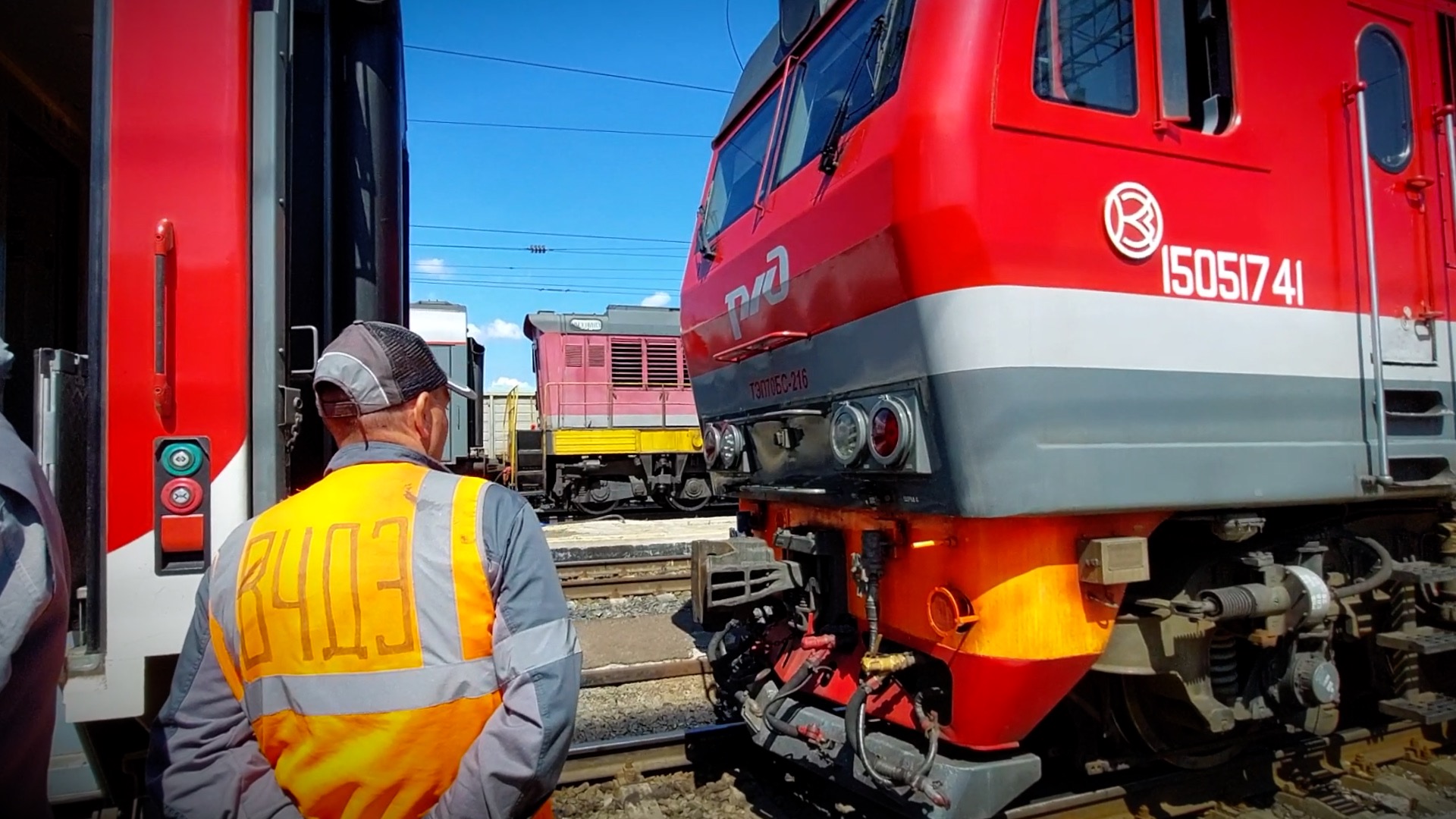 Локомотив прицепляется к поезду / Мощный звук тепловоза 💪 смотреть онлайн