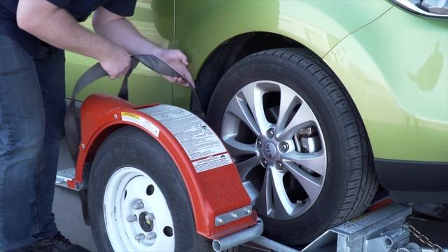 Loading a 2014 Kia Soul On a U-Haul Tow Dolly смотреть онлайн