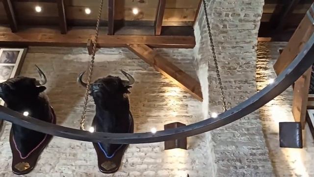 Необычный тапас бар «Postiguillo Tapas».  Блюдо из бычьих хвостов.