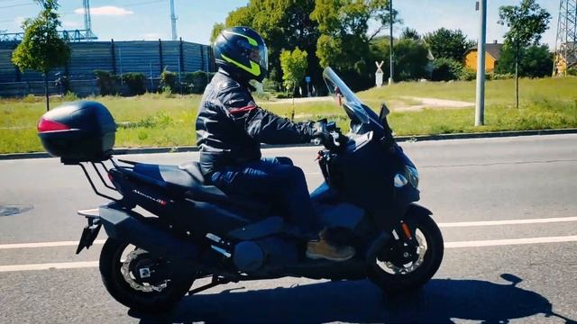 A SYM csúcsmodelljét, a Maxsym TL 500 robogót tettük próbára смотреть онлайн