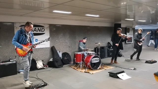 Billie Eilish - Bad Guy (cover) RBBAND Музыканты в переходе на Арбате alternative смотреть онлайн