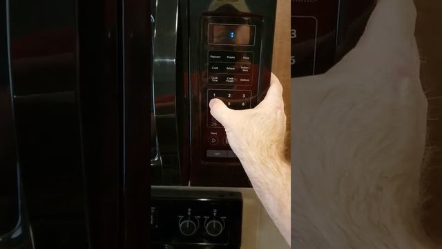 Setting the time on a Whirlpool microwave. смотреть онлайн