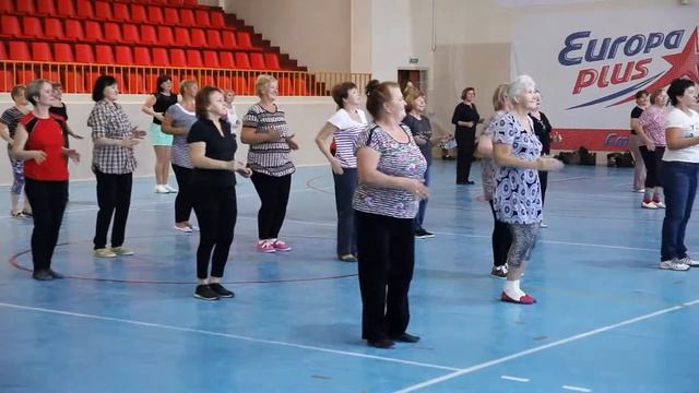 ХАЛИ ГАЛИ В СЫКТЫВКАРЕ ГРУППА ШАНХАЙ НОВИЧКИ Танцующие люди смотреть онлайн