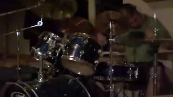 Slipknot - Eyeless on drums.