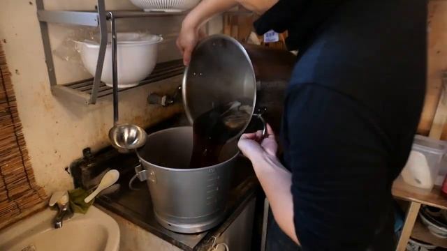 Японская еда - РОК Н РОЛЛ ЛАПША Не Знаменитый Мужчина Удон Токио Япония смотреть онлайн